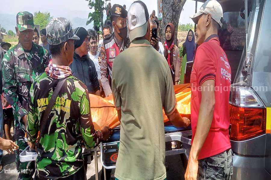 Petugas Kepolisian dan warga saat mengevakuasi korban meninggal.