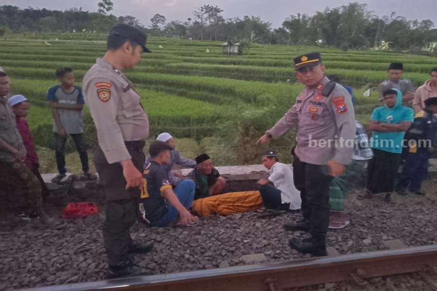 Kapolsek Purwodadi, AKP Pujiantoro saat melakukan evakuasi korban.