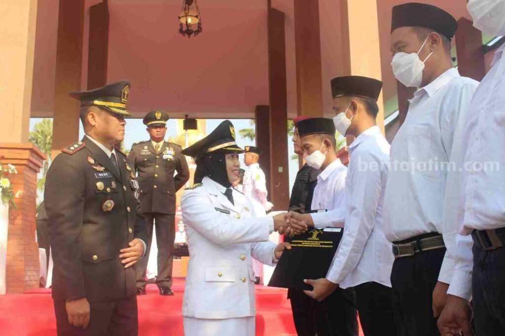 Wali Kota Mojokerto, Ika Puspitasari didampingi Kalapas Kelas IIB Mojokerto, Dedy Cahyadi saat menyerahkan pemberian remisi kepada warga binaan Lapas Kelas IIB Mojokerto di Alun-alun Wiraraja Kota Mojokerto. [Foto : ist]