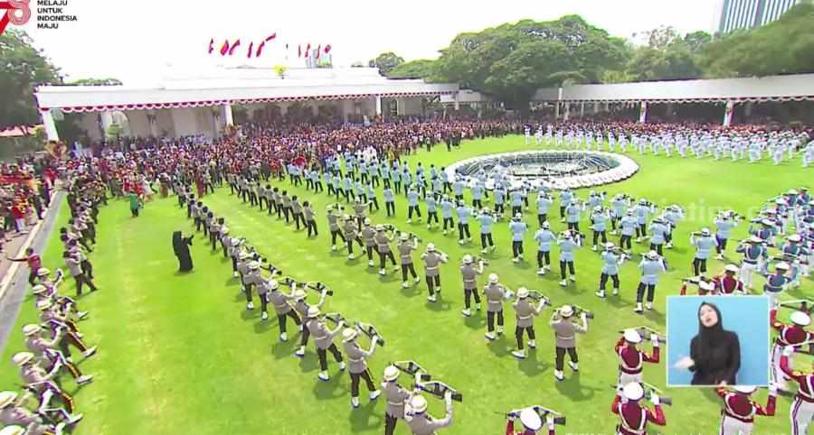 Putri Ariani Nyanyi ‘Rungkad’, Pejabat hingga Juru Bahasa Isyarat Ikut Goyang Tangkapan layar suasana lapangan Istana Merdeka saat Putri Ariani menyanyikan lagu 'Rungkad.' (Foto: YouTube Sekretariat Presiden)