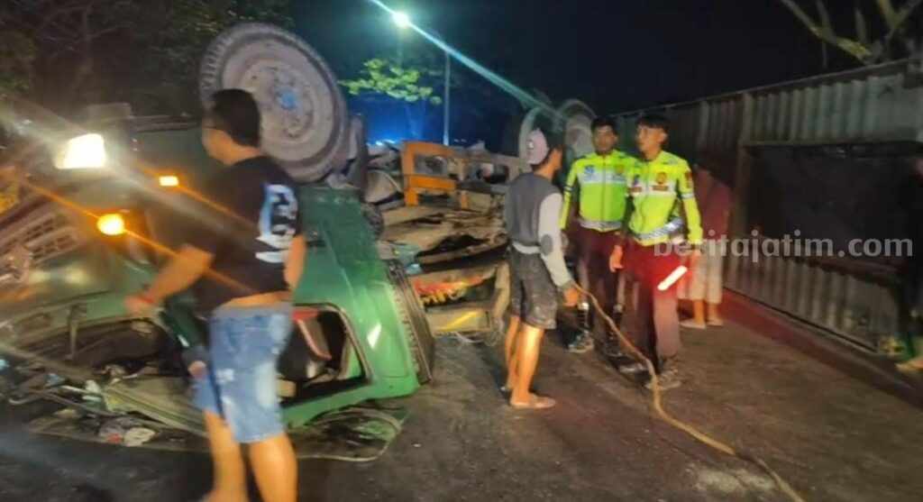 Sopir Konsumsi Miras, Truk Kontainer Terguling di Gresik Petugas Satlantas Polres Gresik saat mengevakuasi truk kontainer yang terguling
