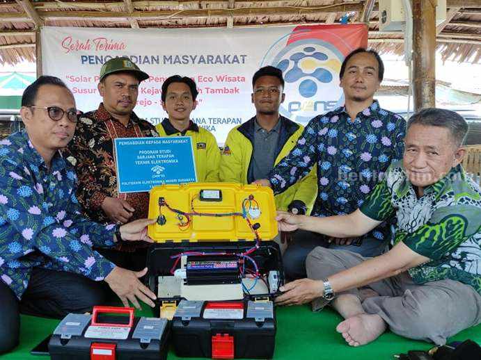 PENS Serahkan Hibah ke Wisata Susur Sungai Surabaya dan Dinkes Kota Malang Penyerahan hibah oleh PENS