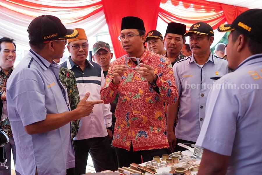 Bupati Sidoarjo H. Ahmad Muhdlor Ali (Gus Muhdlor) apresiasi kreativitas dan kepiawaian pengrajin logam di Desa Ngingas Kec. Waru