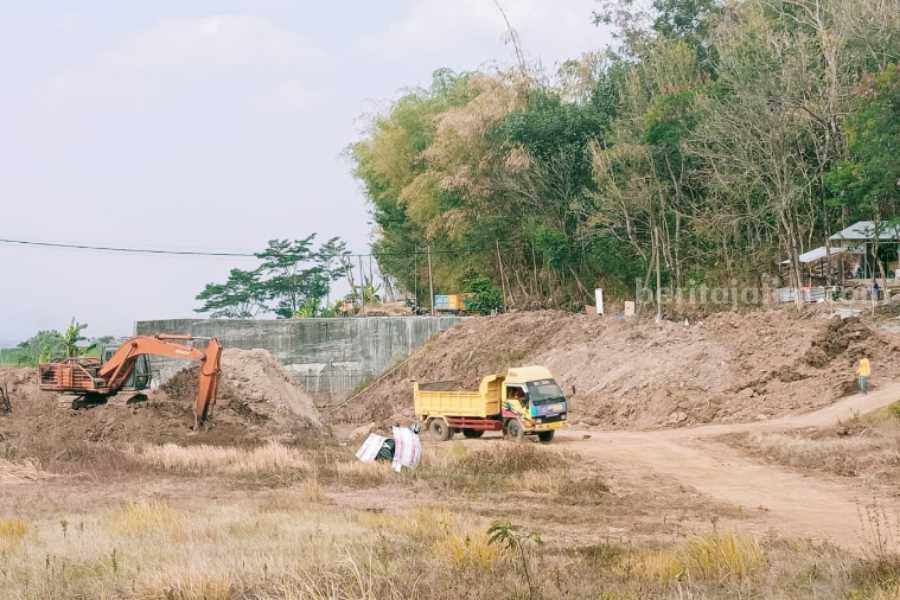 Terdampak Pembangunan Embung Terung Magetan, Lahan Pertanian Terancam Gagal Panen Proses pembangunan Embung Terung di Desa Terung, Panekan, Magetan, Sabtu (19/8/2023)