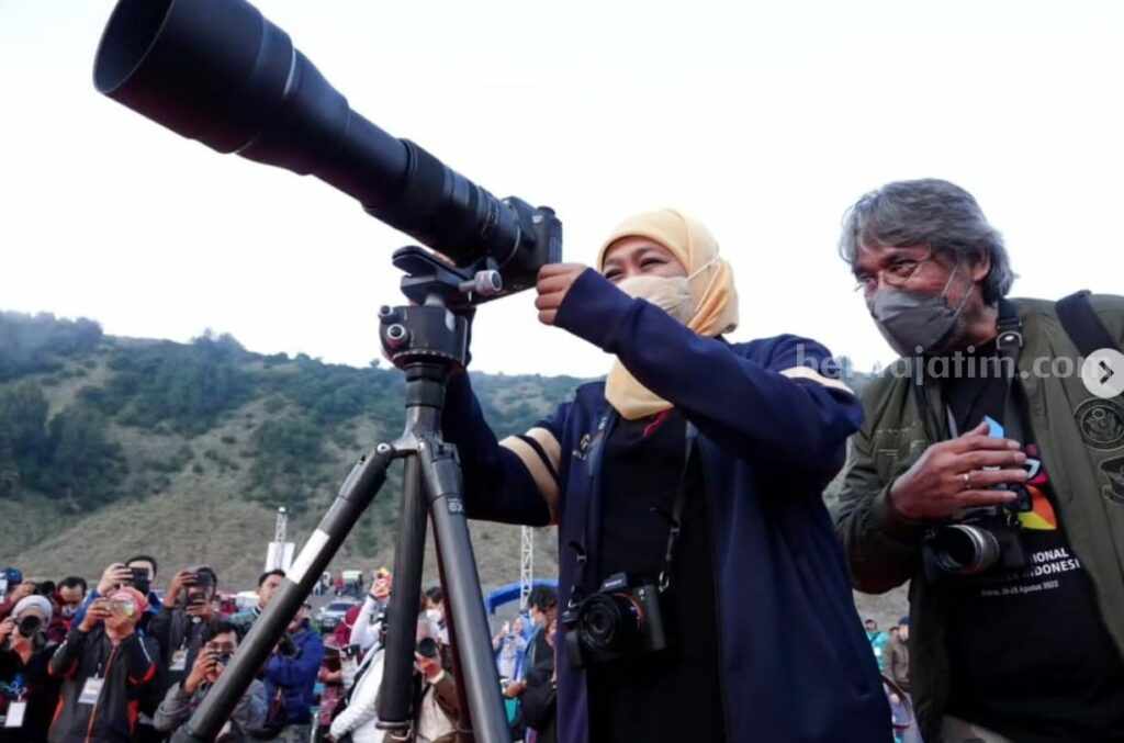 Peringati Hari Fotografi Sedunia, Gubernur Jatim Bikin Lomba Dadakan Memotret keindahan Gunung Bromo bersama Bang Darwis Triadi saat pembukaan Jambore Nasional Fotografer Indonesia (JNFI) 2022 di Pasir Berbisik, Gunung Bromo, Probolinggo, Jawa Timur. (Foto: Instagram @khofifah.ip)