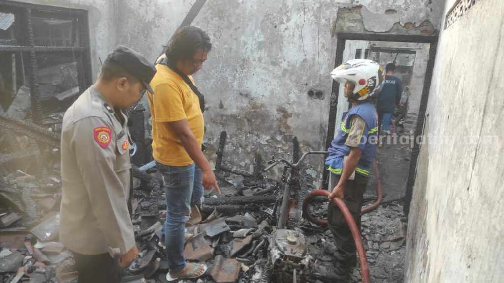 Puing-puing rumah milik Suwadi (55) di Jalan Empunala, Kelurahan Gunung Gedangan, Kecamatan Magersari, Kota Mojokerto luluh lantak dilalap si jago merah. [Foto : ist]