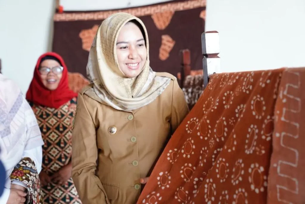 Wali Kota Mojokerto Ika Puspitasari saat pelatihan batik di Gedung Workshop Alas Kaki Surodinawan, Kecamatan Prajurit Kulon, Kota Mojokerto. [Foto : ist]