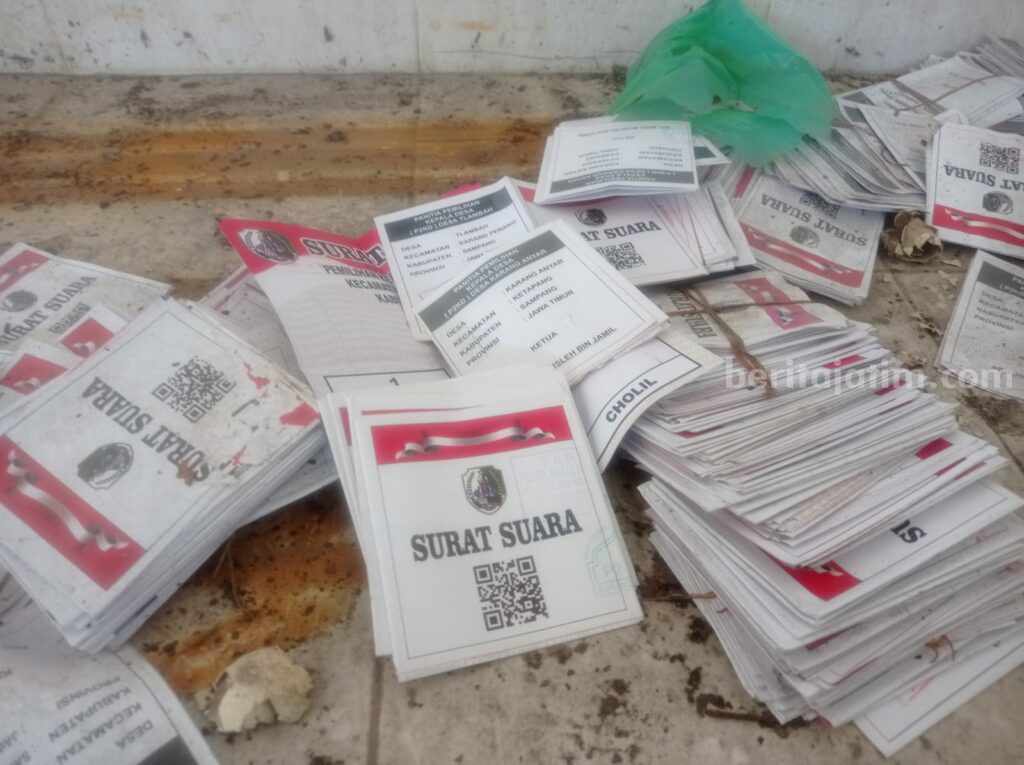 Surat suara Pilkades serentak di Kabupaten Sampang yang ditemukan di ruang potong ayam pasar Margalela (Foto: Zamachsari/beritajatim.com)