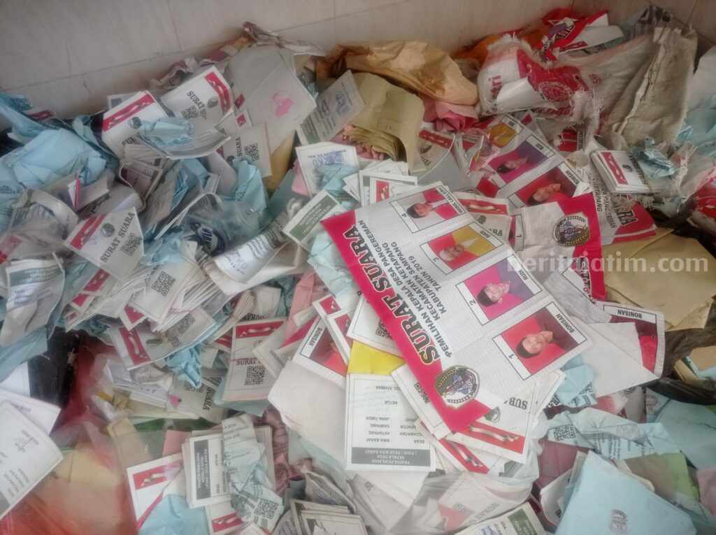 Surat Suara Pilkades di Sampang Ditemukan di Ruang Potong Ayam Pasar Margalela Surat suara Pilkades serentak di Kabupaten Sampang yang ditemukan di ruang potong ayam pasar Margalela (Foto: Zamachsari/beritajatim.com)