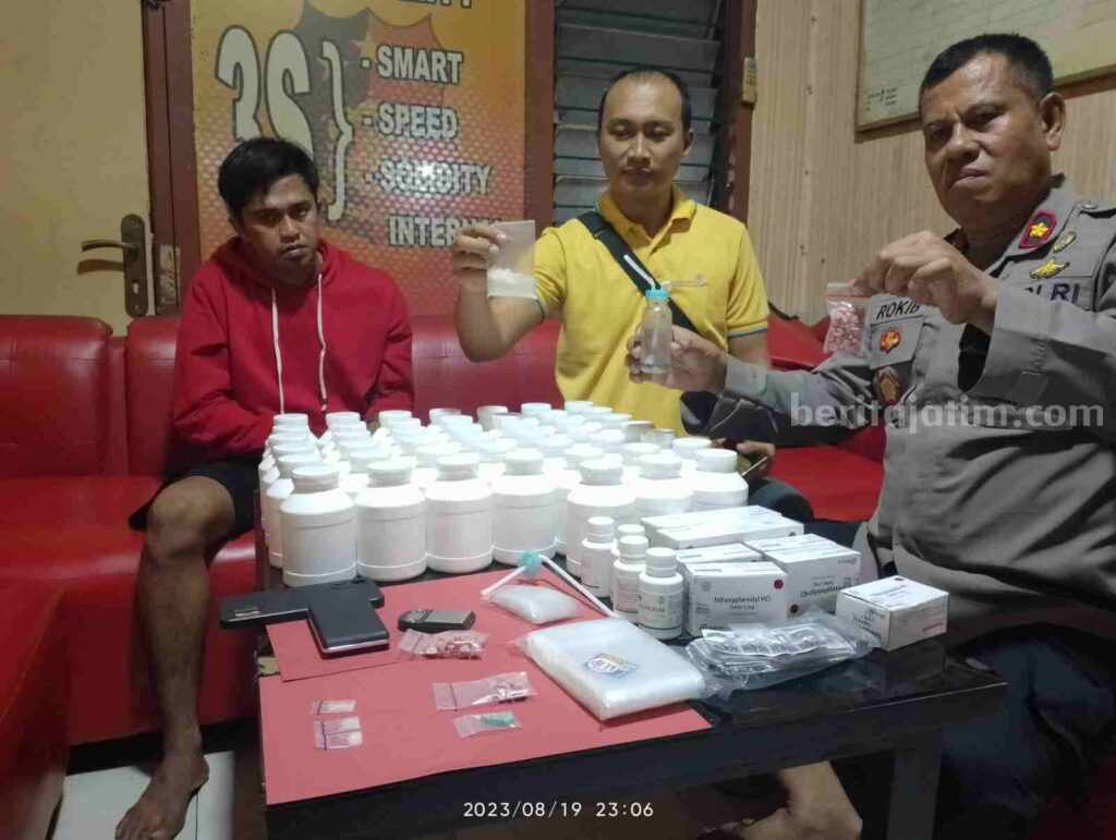 Foto tersangka Herman Apriyadi Saputra (baju merah) saat diamankan di Polsek Kebomas