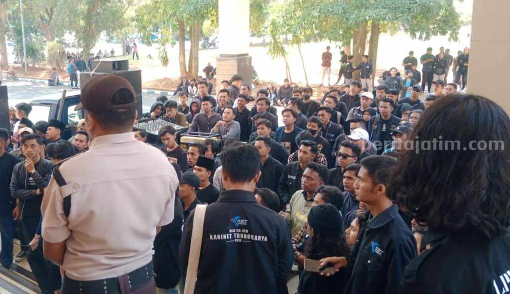 Ribuan mahasiswa UTM saat demo di Bangkalan (Foto: Zamachsari/beritajatim.com)