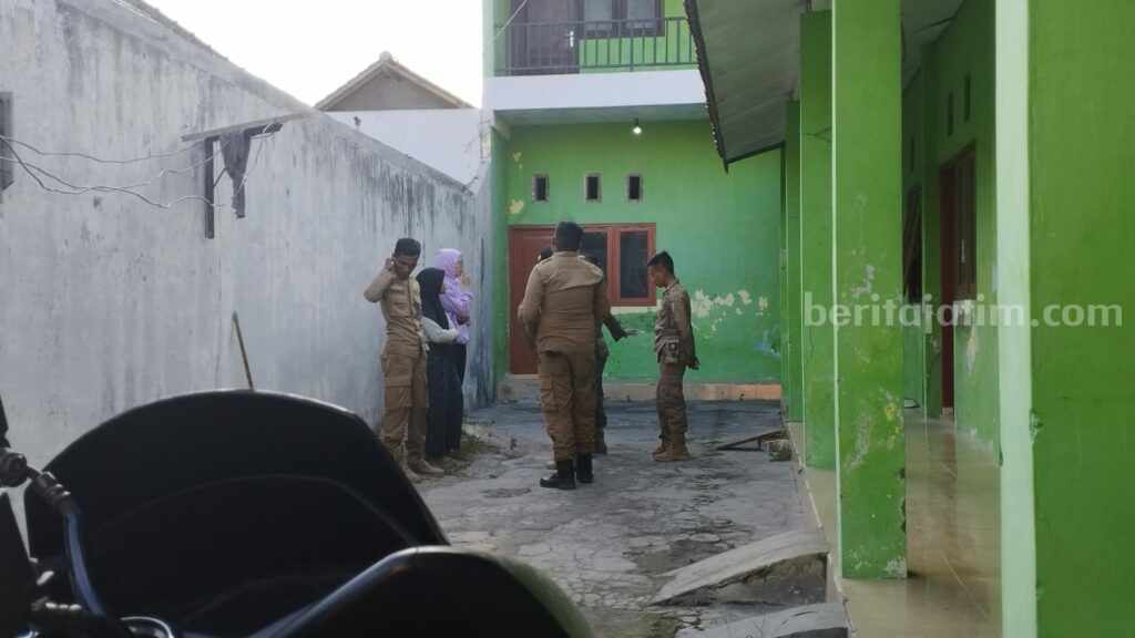 Terjaring Razia Satpol PP Sampang Ternyata Adik Kakak Bersama Tunangannya Razia tempat kost di Sampang oleh Satpol PP (Foto: Zamachsari/beritajatim.com)