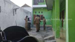 Terjaring Razia Satpol PP Sampang Ternyata Adik Kakak Bersama Tunangannya Razia tempat kost di Sampang oleh Satpol PP (Foto: Zamachsari/beritajatim.com)