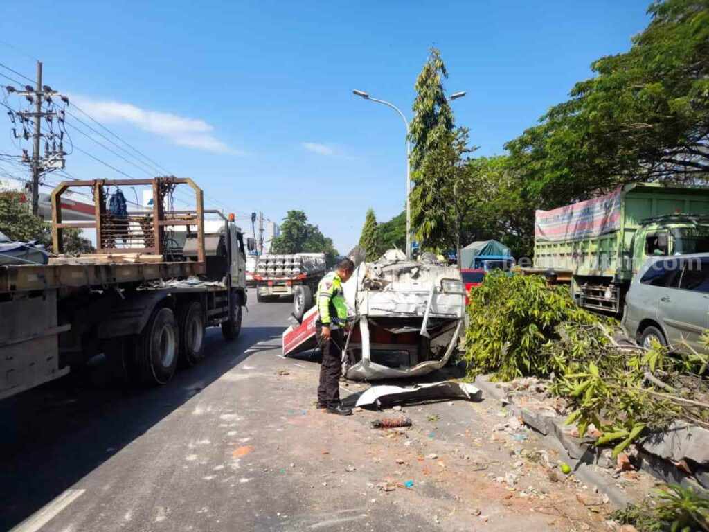 Kecelakaan Gresik, Kemudikan Pikap lalu Terguling, 4 Pelajar Terluka Polisi melakukan olah TKP usai mobil yang dikemudikan pelajar terguling karena menabrak pembatas jalan
