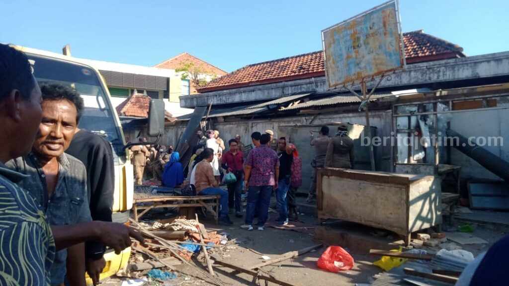 142 Lapak Pedagang Liar Pasar Srimangunan Sampang Ditertibkan Pengusuran lapak pedagang yang jualan di area terlarang pasar Srimangunan, Sampang (Foto: Zamachsari/beritajatim.com)