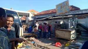 142 Lapak Pedagang Liar Pasar Srimangunan Sampang Ditertibkan Pengusuran lapak pedagang yang jualan di area terlarang pasar Srimangunan, Sampang (Foto: Zamachsari/beritajatim.com)