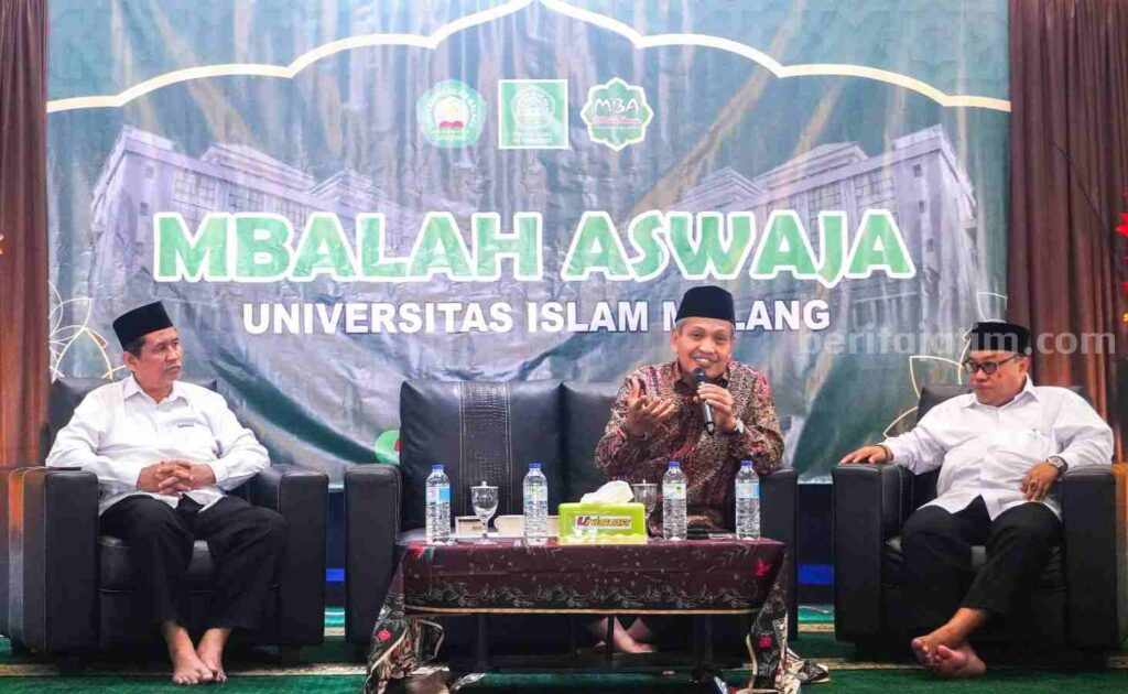 Gus Ulil saat menyampaikan materi didampingi oleh Wakil Rektor III dan I Unisma (Foto: Istimewa)