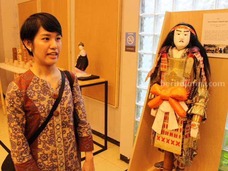 Boneka ningyo bernama Takechi Jujiro dalam pameran di Departemen Desain Produk Industri ITS