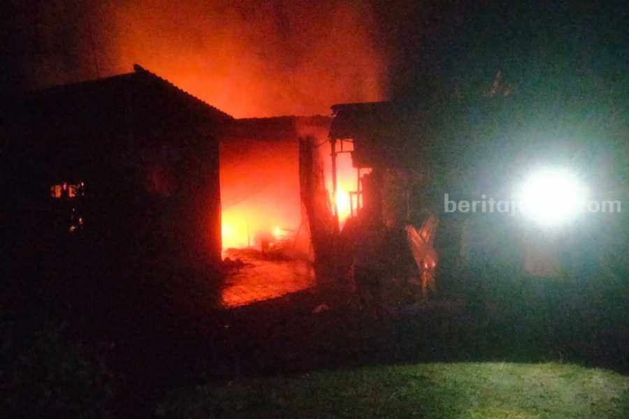 Pemadam Kebakaran saat melakukan pembasahan di bengekl dan rumah yang terbakar di Desa Ngumpul Kecamatan Barat Kabupaten Magetan terbakar pada Rabu (23/8/2023)