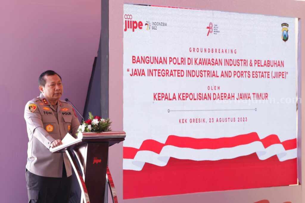 Kapolda Jatim Grounbreaking Polres KEK JIIPE Gresik Kapolda Jawa Timur Irjen Pol Toni Hermanto saat memberikan paparan usai melakukan groundbreaking pembangunan Polres KEK JIIPE Gresik.