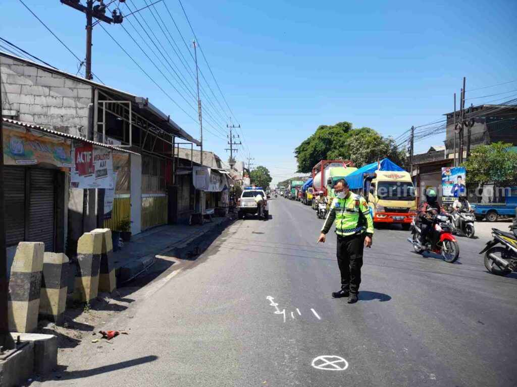 Anggota Unit Laka Satlantas Polres Gresik saat melakukan olah TKP di Jalan Raya Manyar Gresik