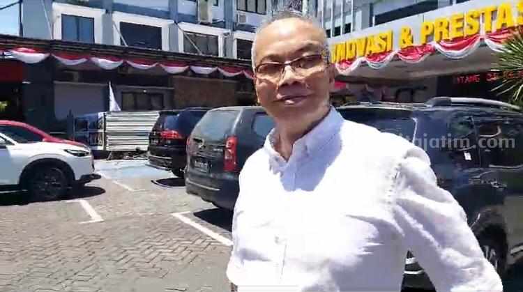 Usman Wibisono Segera Diadili Atas Dugaan Pencemaran Nama Baik Usman Wibisono saat menjalani tahap dua di Kejari Surabaya