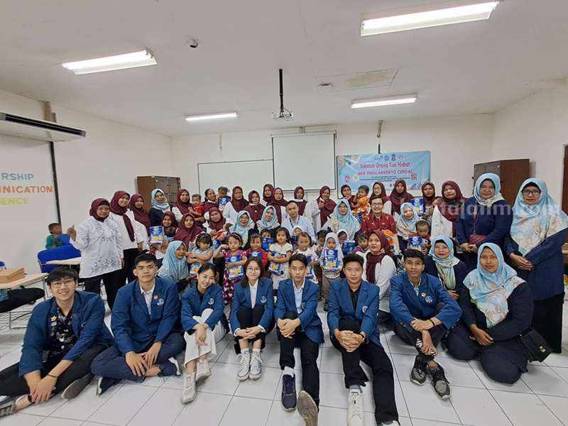 UK Petra Komitmen Ikut Eliminasi Kasus Stunting di Surabaya Sekolah Orang Tua Hebat (SOTH) oleh UK Petra bersama Pemkot Surabaya