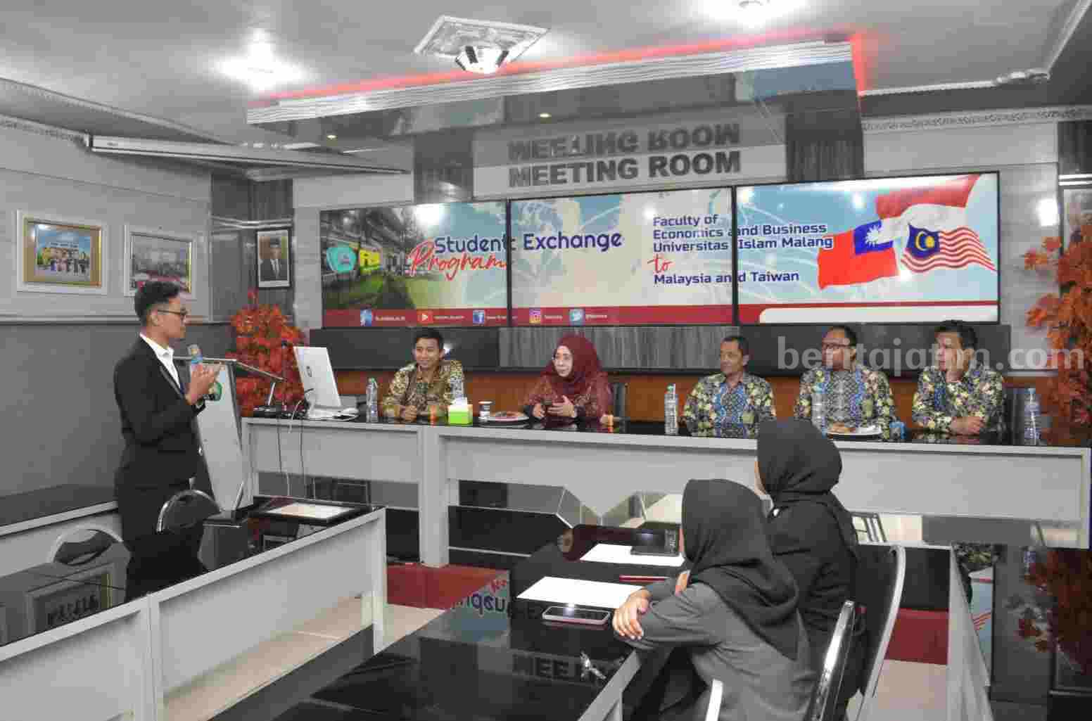 Suasana pelepasan mahasiswa ke Taiwan di ruang dekanat (Foto: Istimewa)
