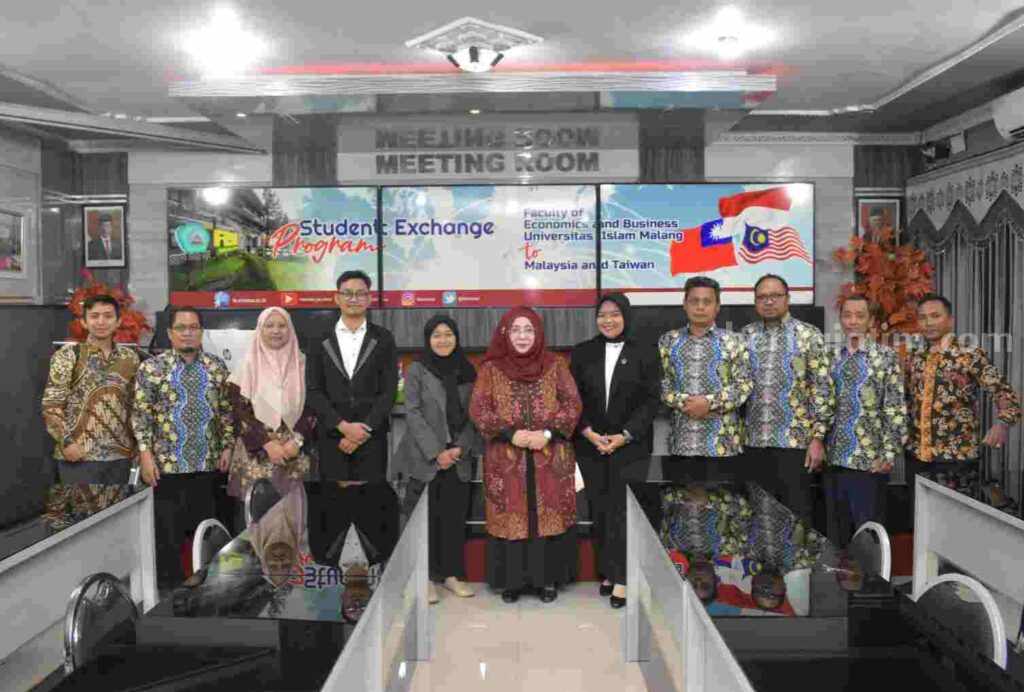 Dilepas Langsung Dekan, FEB Unisma Kirim Mahasiswa Program Student Exchange ke Taiwan Dua mahasiswa bersama jajaran dosen dan dekanat FEB Unisma (Foto: Istimewa)