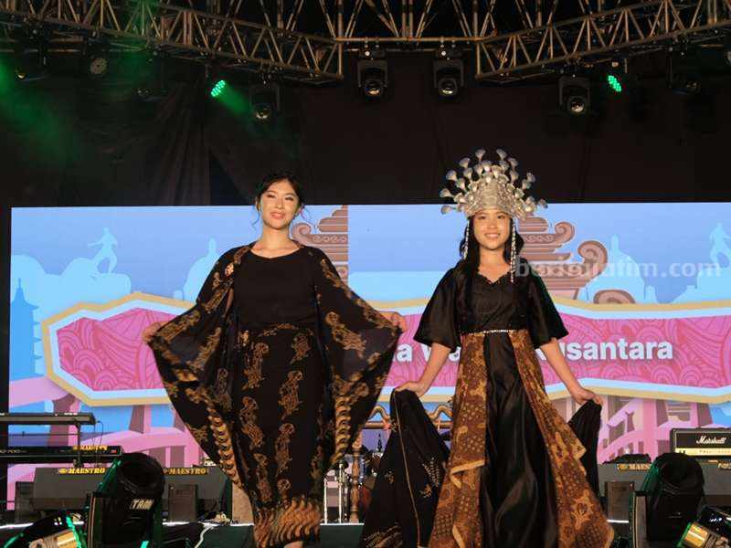 Fashion show pakaian adat oleh mahasiswa baru Ubaya 2023.