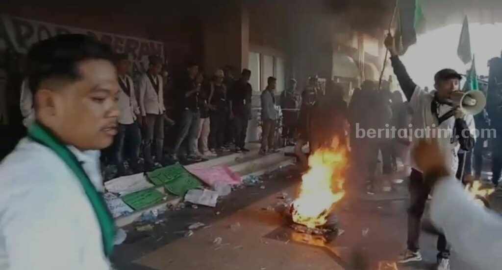 Aktivis HMI Bakar Sampah di Depan Kantor Pemkab Bangkalan Aksi HMI demo di depan kantor Pemkab Bangkalan (Foto: Zamachsari/beritajatim.com)
