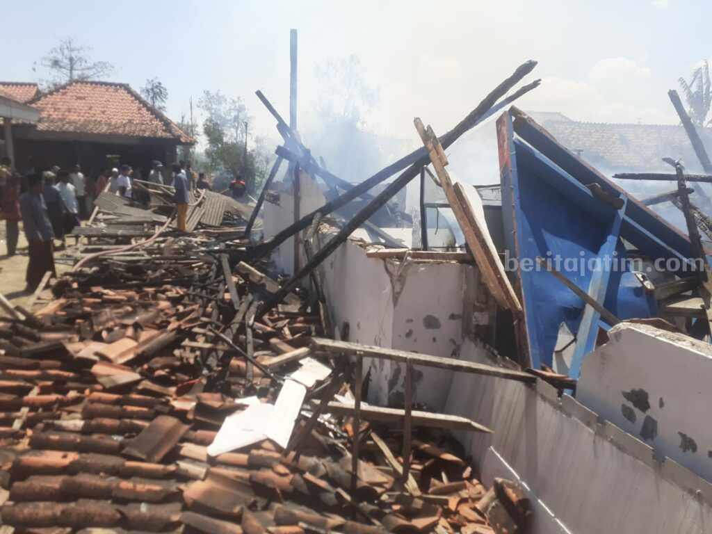 Tiga Rumah Warga Sampang Terbakar Puing-puing kebakaran yang terjadi di Desa Pecanggaan, Kecamatan Pengarengan, Sampang (Foto: Zamachsari/beritajatim.com)