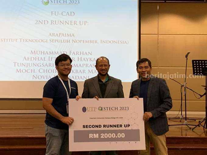 Penyerahan penghargaan kepada Tim Arapaima ITS yang diwakilkan dari Universiti Teknologi Petronas, Malaysia
