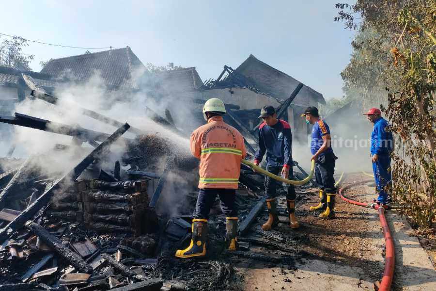 Damkar Magetan saat memadamkan api di gudang rumah milik Sarmin warga Desa Kuwonharjo Kecamatan Takeran Kabupaten Magetan terbakar pada Jumat (25/8/2023) pukul 14.00 WIB.