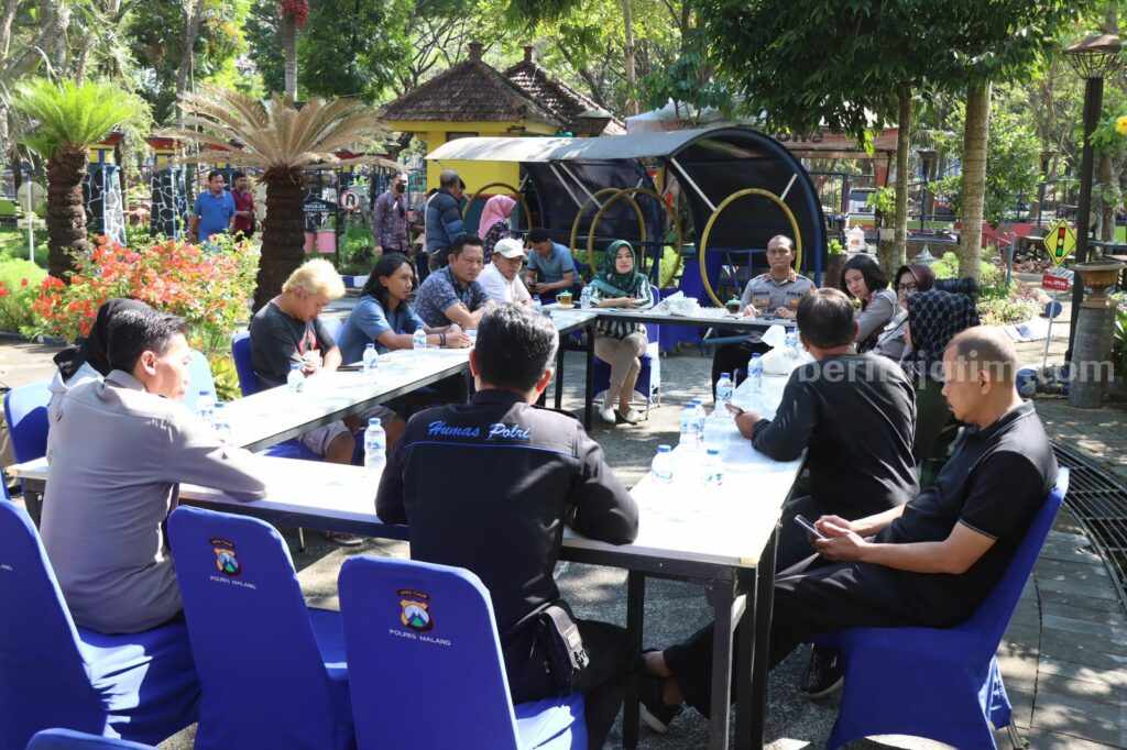 Pertemuan Jumat Curhat antara pedagang Kanjuruhan bersama Kapolres Malang AKBP Putu Kholis Aryana dan PLT Kadispora Kabupaten Malang, Firmando Hasiholan Matondang, Jumat (25/8/2023).