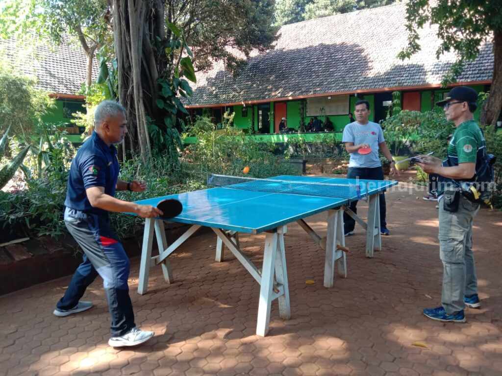 ua peserta saat melaksanakan pertandingan tenis meja. [Foto:Diah Ayu/beritajatim.com]