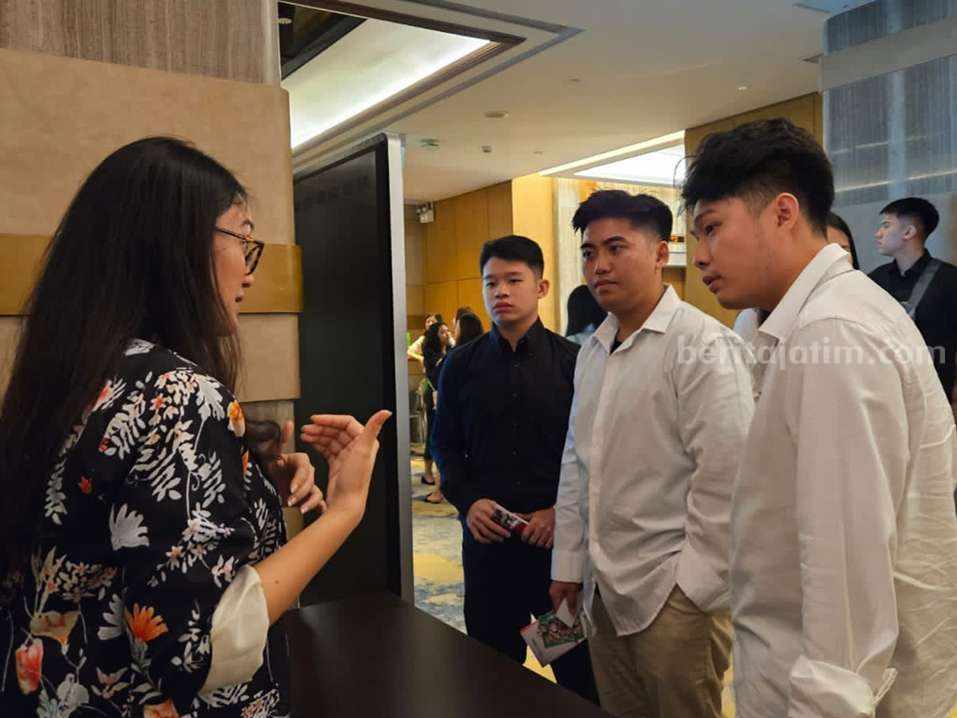 SBM UK Petra Surabaya Pertemukan 347 Calon Wisudawan dengan Investor Farewell Graduation & Table Top Networking yang digelar SBM UK Petra Surabaya.