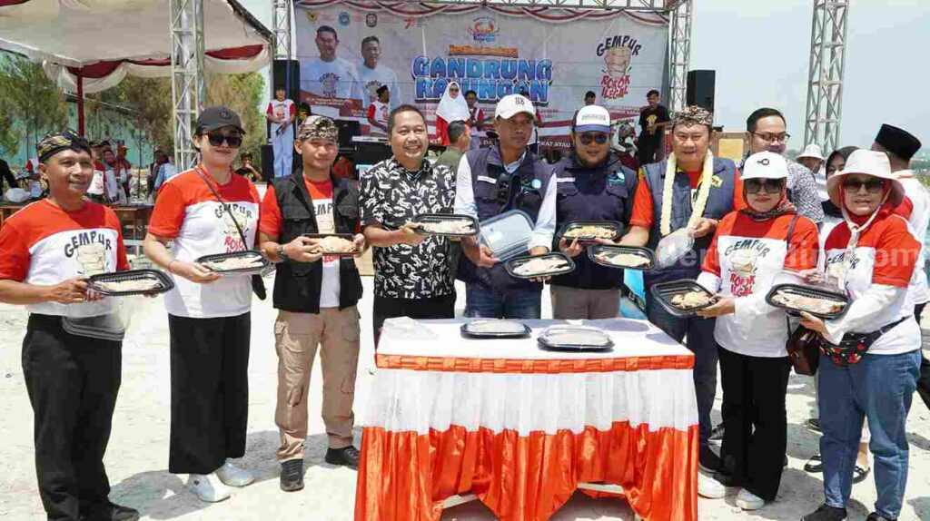 Festival Gandrung Rajungan tang digelar di GOR Desa Kemantren, Kecamatan Paciran, Kabupaten Lamongan.