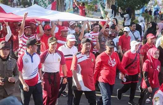 Bupati sumenep beserta jajaran forkopimda mengikuti kirab bendera 78 meter