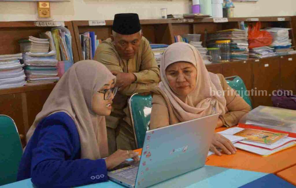 Proses pendampingan media berbasis IoT pada guru di SMP Wahid Hasyim (Foto: Istimewa)