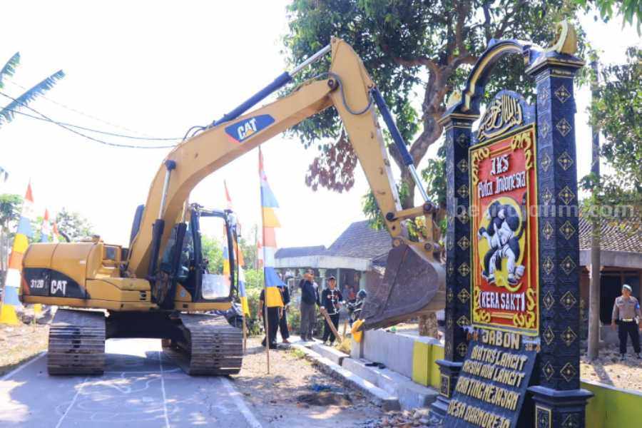 3 Tugu Silat di Kabupaten Madiun Dibongkar, Lokasi di Fasum Pemerintah Tugu perguruan silat di kawasan Kecamatan Mejayan Kabupaten Madiun saat dibongkar sendiri oleh warga perguruan silat disaksikan sejumlah pihak terkait pada Jumat (25/8/2023)