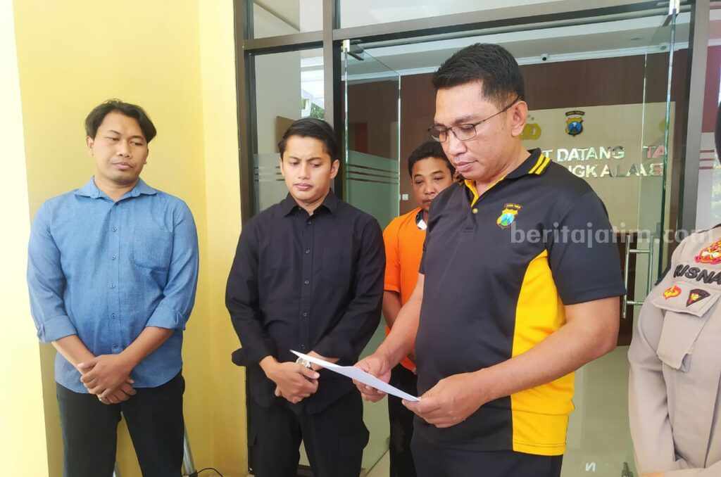 Warga Bangkalan Babak Belur Kepergok Curi Baterai PJU Pelaku pencurian baterai PJU saat berada di Polres Bangkalan (Foto: Zamachsari/beritajatim.com)