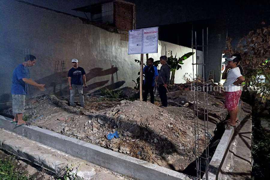 Sengketa di Medokan Ayu, Warga Pasang Plang Surat Keterangan dari Pemkot Surabaya Warga Medokan Ayu, saat memasang plang di tanah yang sudah ditetapkan menjadi fasum oleh pemkot Surabaya, Senin (28/08/2023). (Foto/Anggadia).