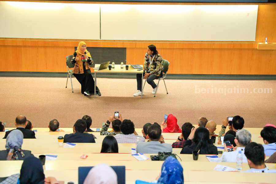 Gubernur Khofifah Paparkan Kekuatan Jatim saat Beri Kuliah Umum di Inggris Khofifah Indar Parawansa, Gubernur Jatim
