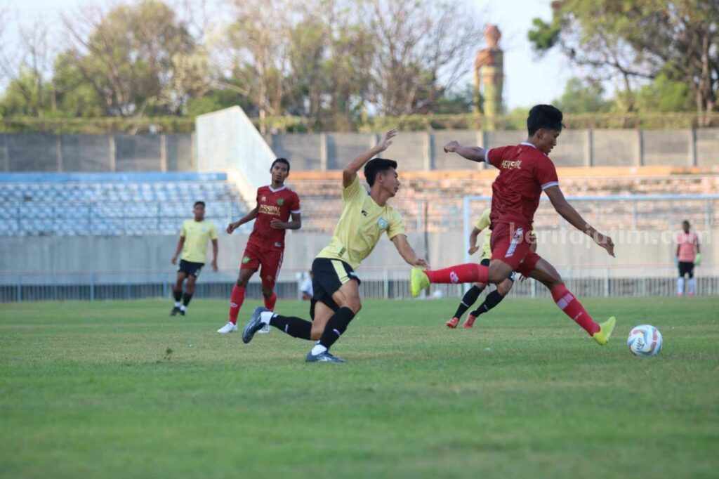 Pemain Gresik United Rafli Saysar (kuning) berusaha menghadang laju pemain Persipa Palu (merah)