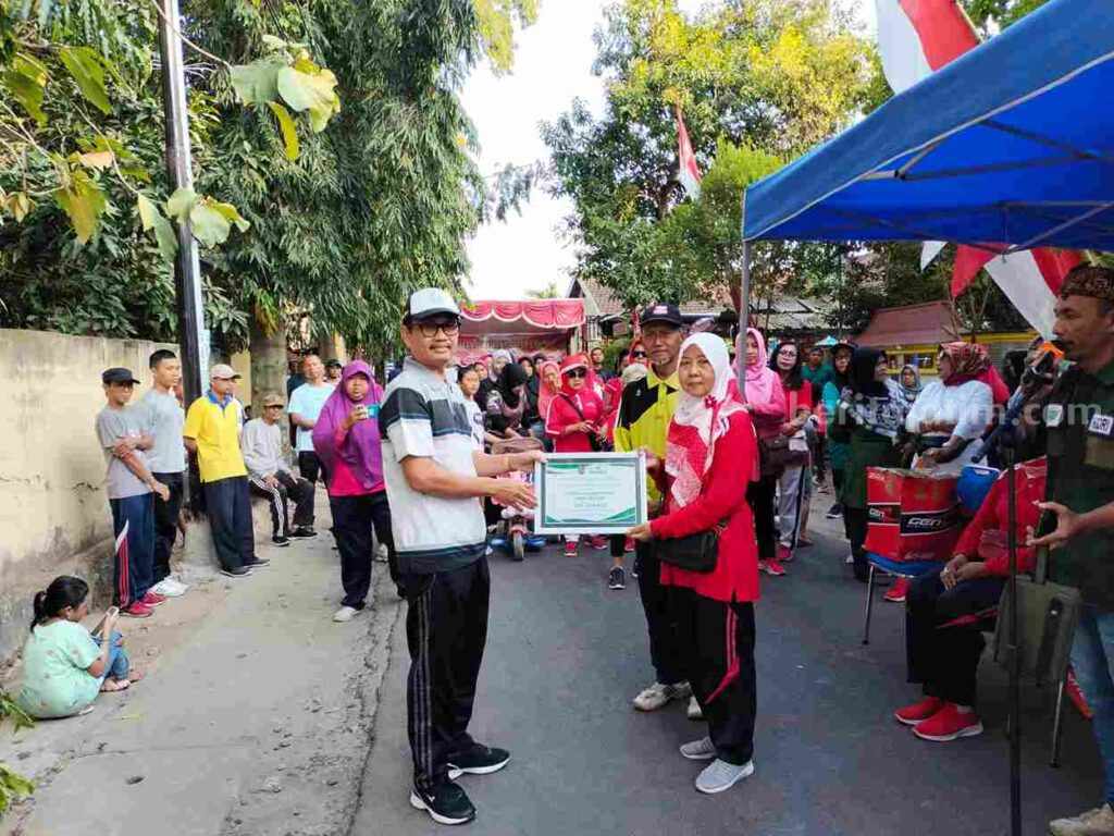 Nur Aziz anggota DPRD Provinsi Jawa Timur saat memberikan bantuan mesin pemotong rumput di kelurahan Ronggomulyo. [Foto:Diah Ayu/beritajatim.com]
