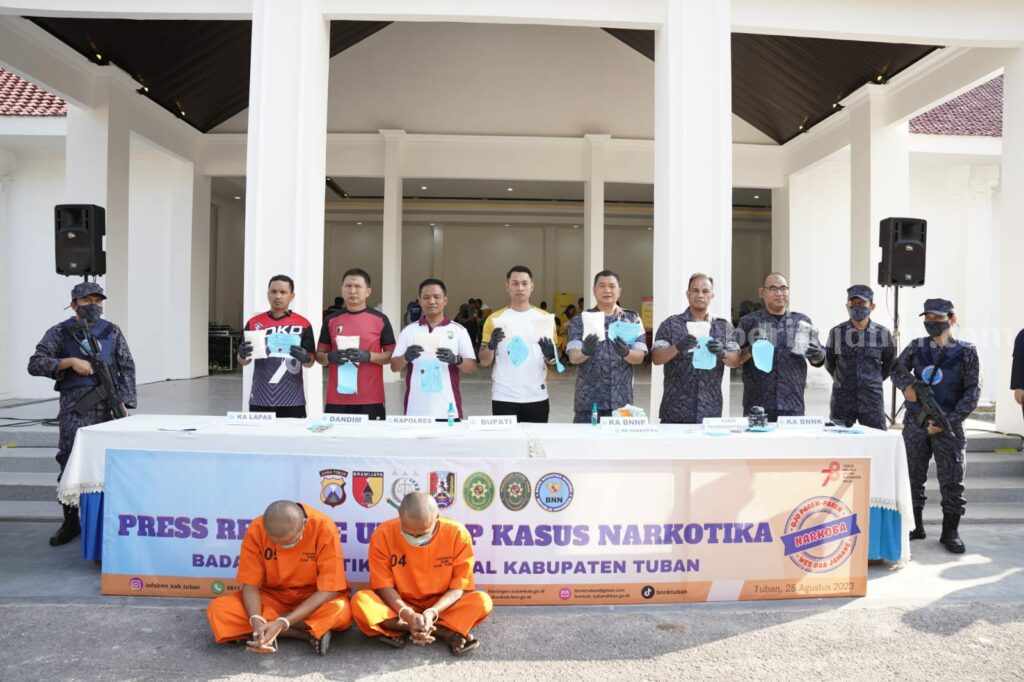 Bupati Tuban Aditya Halindra Faridzky bersama Kepala BNNP Jatim dan BNNK Tuban. [Foto:Diah Ayu/beritajatim.com]