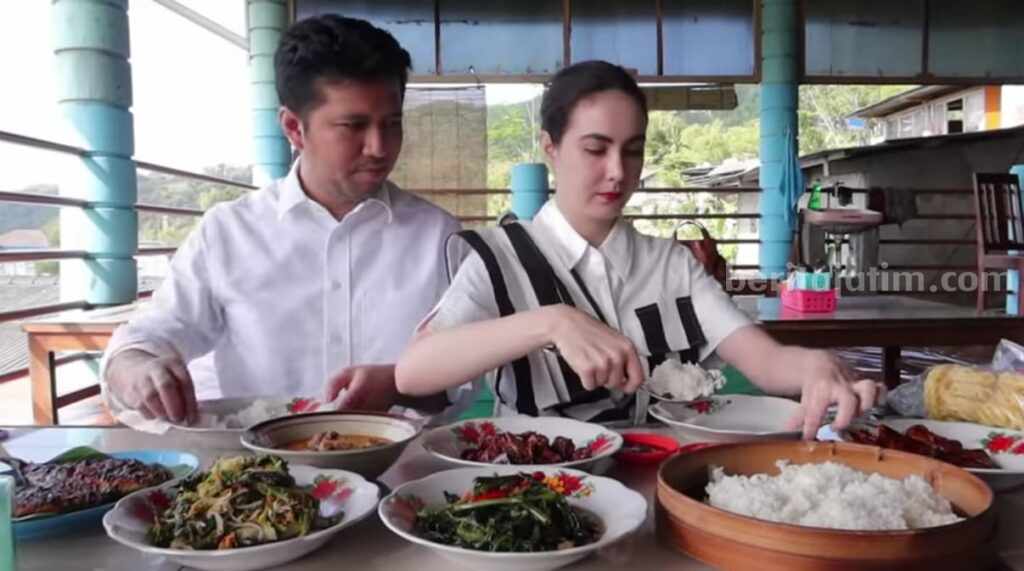 Ternyata Ini Tempat Makan Favorit Arumi Bachsin dan Emil Dardak, Lokasinya di Pacitan Tangkapan layar Arumi Bachsin saat makan bersama suaminya, Emil Dardak di Warung Sari Laut Bu Gandos. (Foto: YouTube Arumi Bachsin)