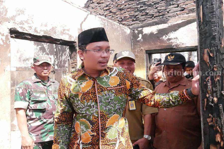 Gus Muhdlor Bantu Renovasi Rumah Korban Kebakaran Bupati Sidoarjo Gus Muhdlor melihat kondisi rumah korban