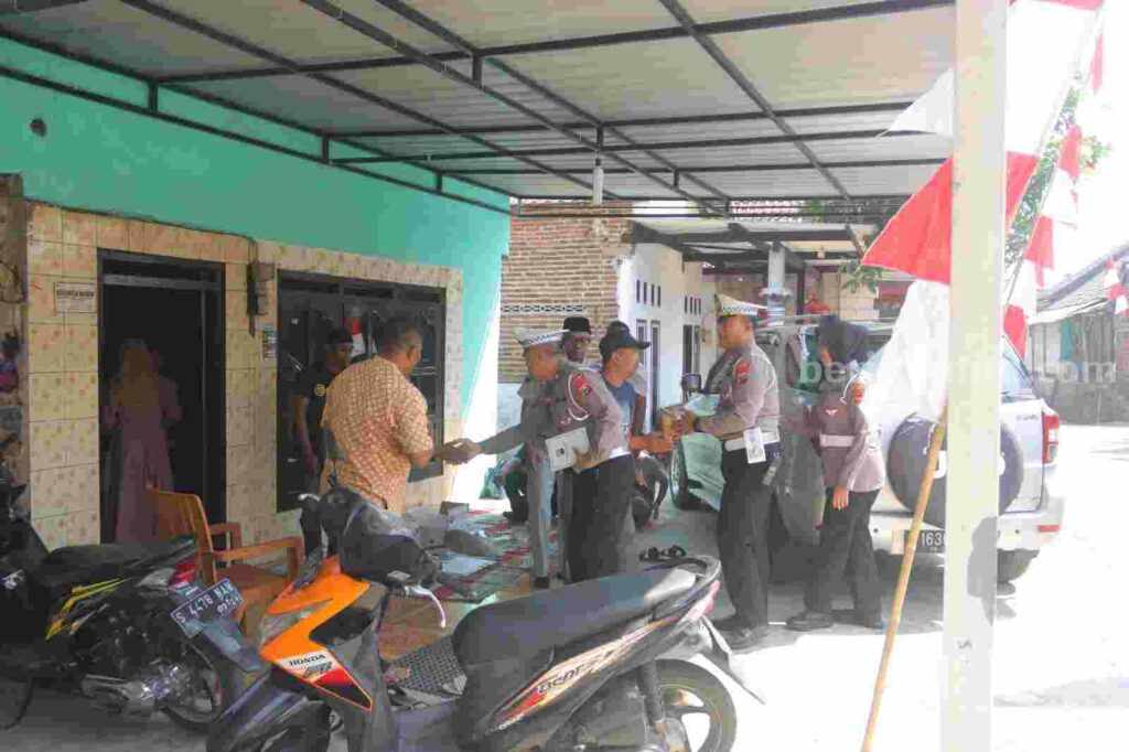 Kanit Gakkum Satlantas Polres Mojokerto, Iptu J Wihandoko saat berkunjung ke korban meninggal. [Foto : ist]